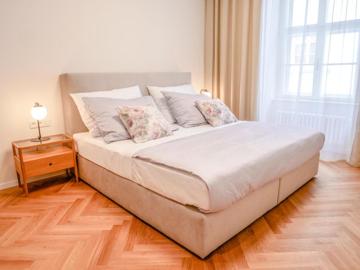 Laurinska 1 Apartments Bratislava Luaran gambar